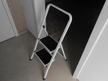Zeer mooi inklapbaar huishoudtrapje (2 treden) met valbaar beschikbaar voor biedingen