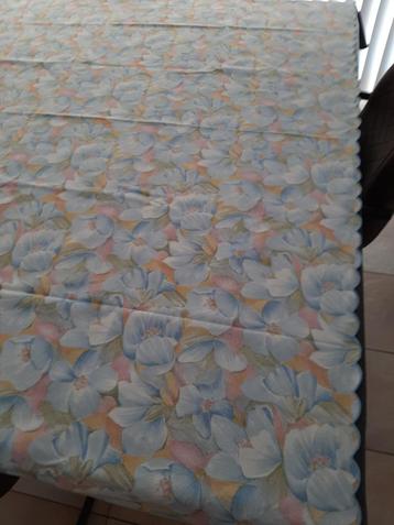 tafelkleed vintage rechthoekig 2 m lang en 1,60 cm breed beschikbaar voor biedingen