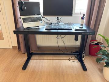 Elektronische bureautafel beschikbaar voor biedingen
