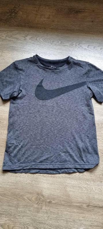 Sport t-shirt Nike Dri Fit maat 152 - 158 beschikbaar voor biedingen