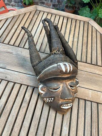 Oud Afrikaans masker beschikbaar voor biedingen