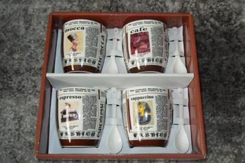 4 koffietassen met lepeltjes beschikbaar voor biedingen