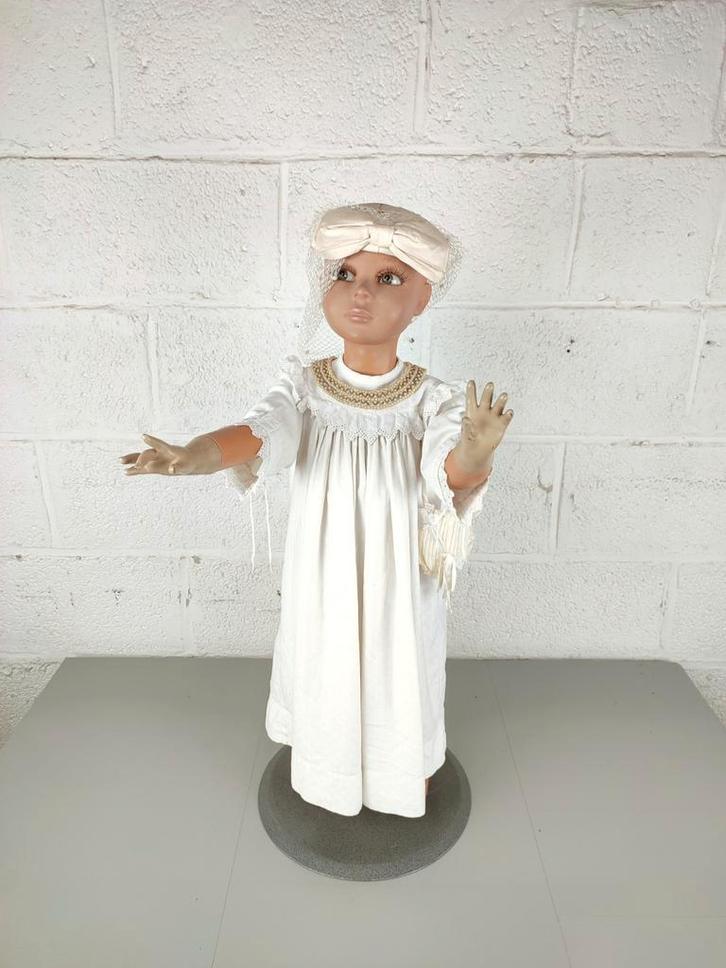 Kinder mannequin met doopjurkje, Antiek en Kunst, Antiek | Woonaccessoires, Ophalen of Verzenden