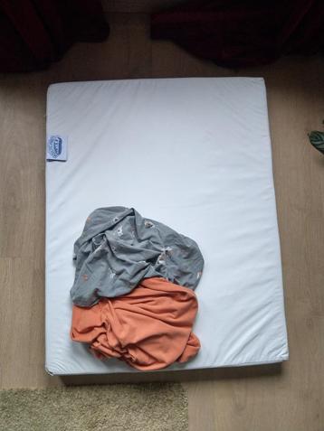 Matras baby park & 2 hoesjes beschikbaar voor biedingen
