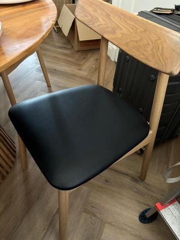 Twee eetkamerstoelen – hout met zwart kunstleer beschikbaar voor biedingen