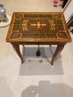 À donner toute petite table musicale avec marqueterie, Maison & Meubles, Dénudé, Enlèvement, Utilisé