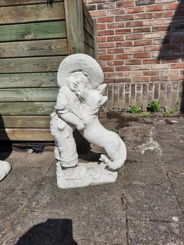Tuinbeeld: Jongen met hoed en Duitse herders hond beschikbaar voor biedingen