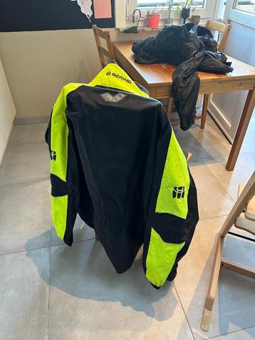 Motor regenjas beschikbaar voor biedingen