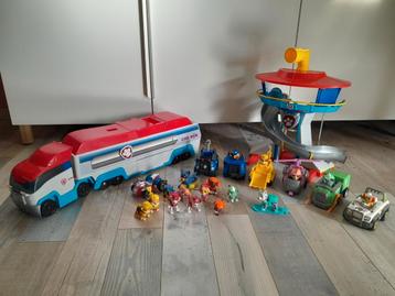 Paw Patrol: lot figurines, véhicules, base et parure lit beschikbaar voor biedingen