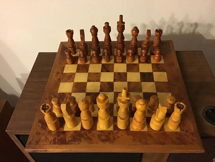 Mooi schaakspel houten bord en unieke houten schaakstukken., Hobby en Vrije tijd, Gezelschapsspellen | Bordspellen, Zo goed als nieuw