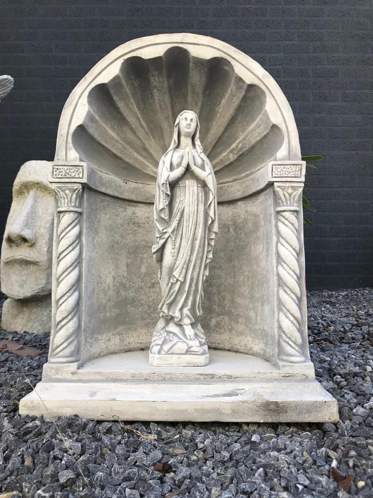 Beeld Maria, biddend, in een kapel, Maria Lourdes, Mariakape, Tuin en Terras, Tuinbeelden, Mensenbeeld, Steen, Ophalen of Verzenden