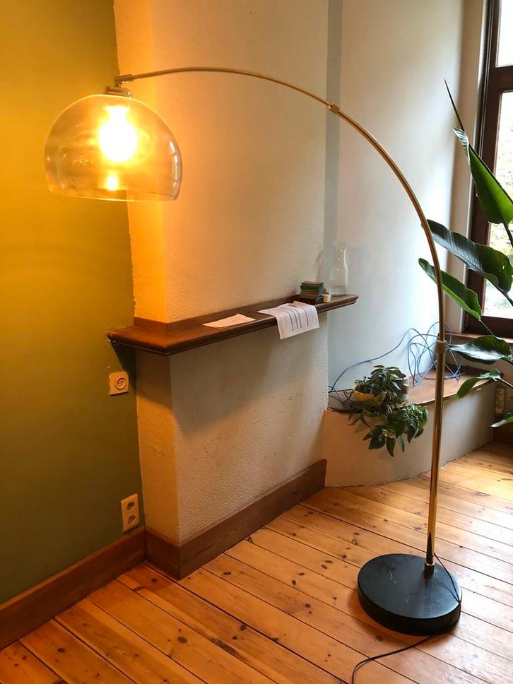 Gouden vloerlamp met marmeren voet, Huis en Inrichting, Lampen | Vloerlampen, Zo goed als nieuw, Ophalen