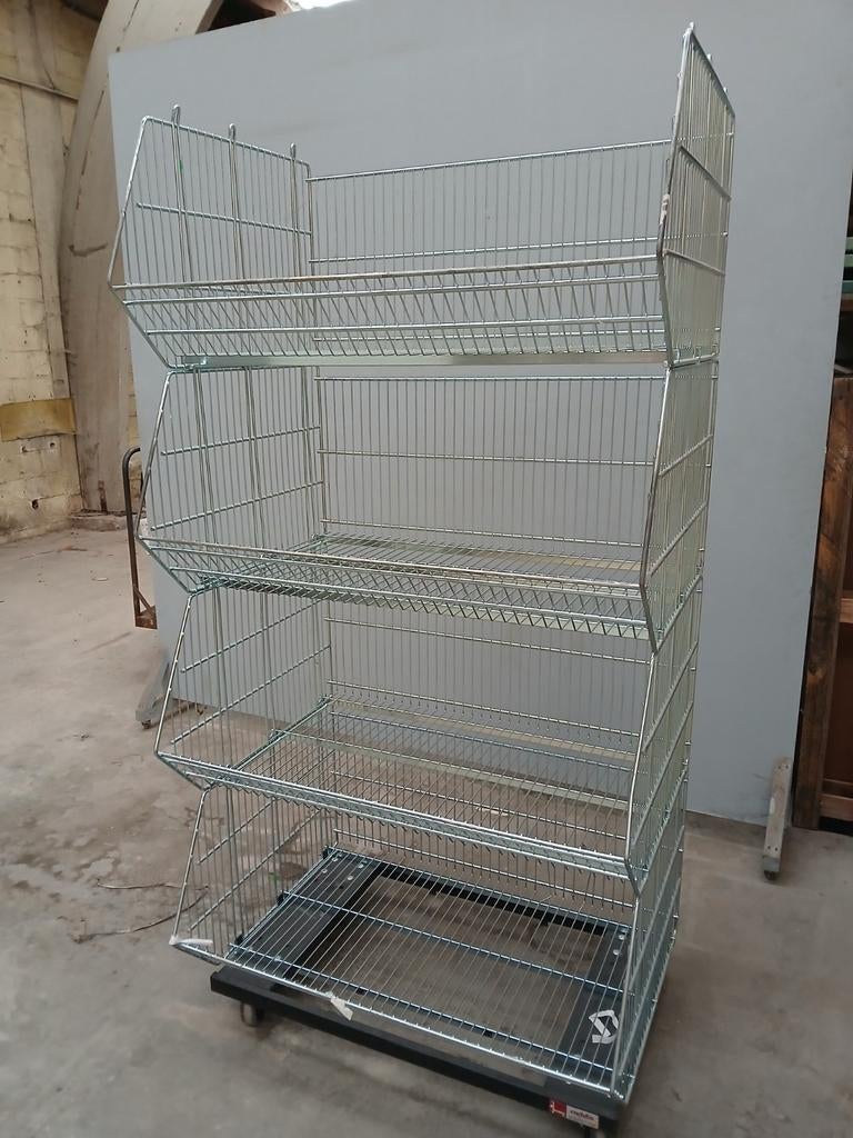 Structures métalliques de rangement.