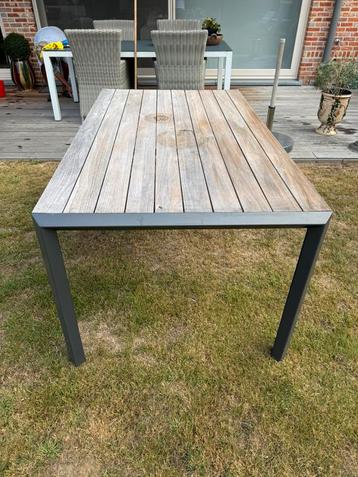 Tuintafel beschikbaar voor biedingen