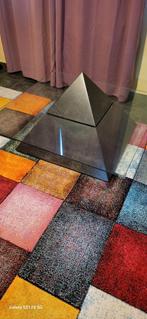 Table de salon piramide basse, Zo goed als nieuw