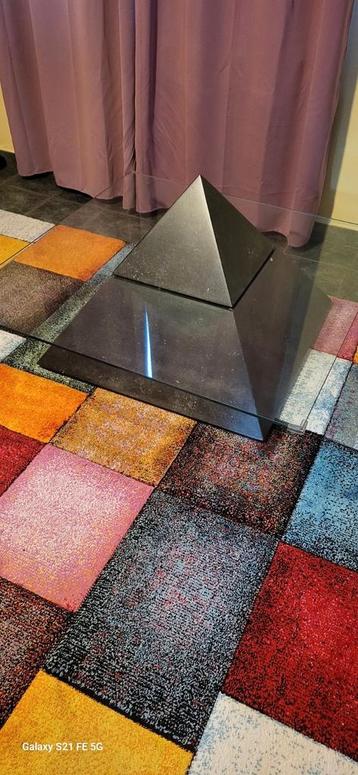 Table de salon piramide basse beschikbaar voor biedingen