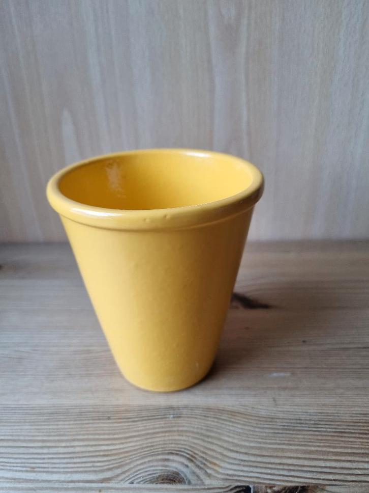 Bloempotje  Geel 12cm, Tuin en Terras, Bloempotten, Gebruikt, Aardewerk, Binnen, Balkon, Minder dan 40 cm, Minder dan 25 cm, Rond