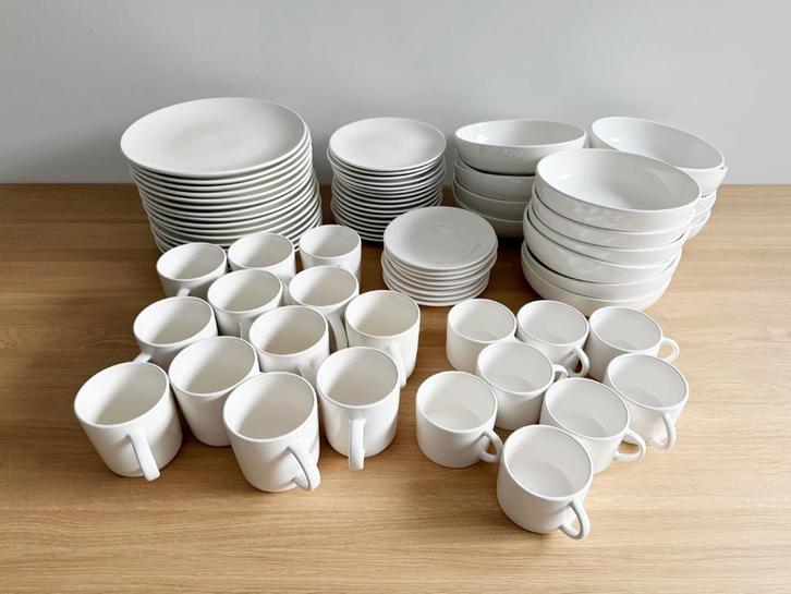 Serviesset wit: tassen, bekers, borden (plat-diep-dessert), Huis en Inrichting, Keuken | Servies, Zo goed als nieuw, Compleet servies