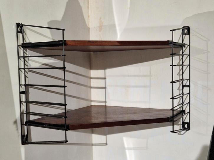 Tomado houten hoek wandrek Adriaan Dekker , boekenrek, Huis en Inrichting, Woonaccessoires | Wandplanken en Boekenplanken, Zo goed als nieuw