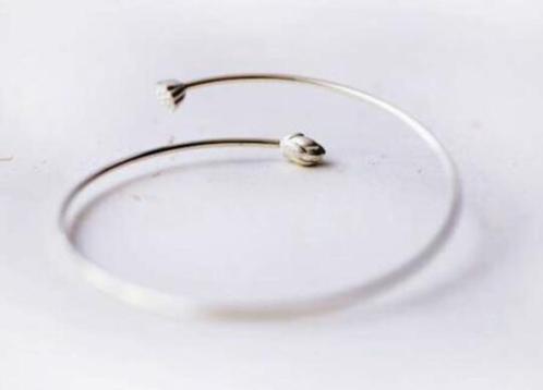 Lotus in open verzilverde armband, Handtassen en Accessoires, Armbanden, Nieuw, Zilver, Zilver, Ophalen of Verzenden