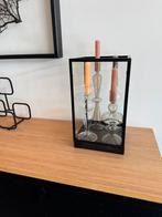 Glazen vitrine met kandelaars en kaarsen, Ophalen