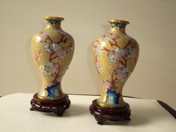 Paar Chinese cloisonné vazen zwaluwen prunus takken +sokkels beschikbaar voor biedingen