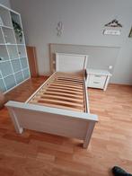 Kinderbed met lattenbodem en nachtkastje, Enlèvement, Comme neuf, Sommier à lattes