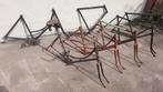Lot oude fietsframes, Ophalen