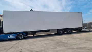Oplegger of trailer met laadbrug beschikbaar voor biedingen
