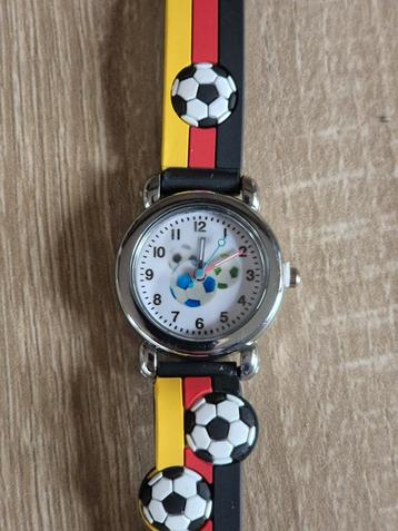 Nieuw. Kinderhorloge voetbal.  beschikbaar voor biedingen