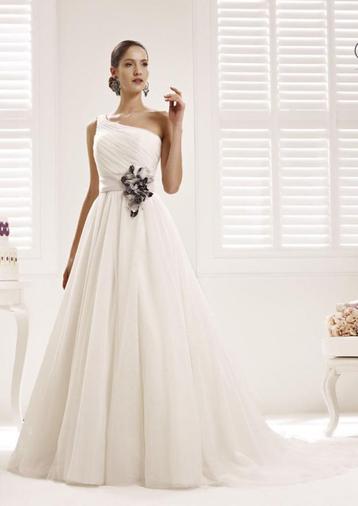 Nieuwe bruidsjurk - Merk Nicole - maat 38/40 beschikbaar voor biedingen