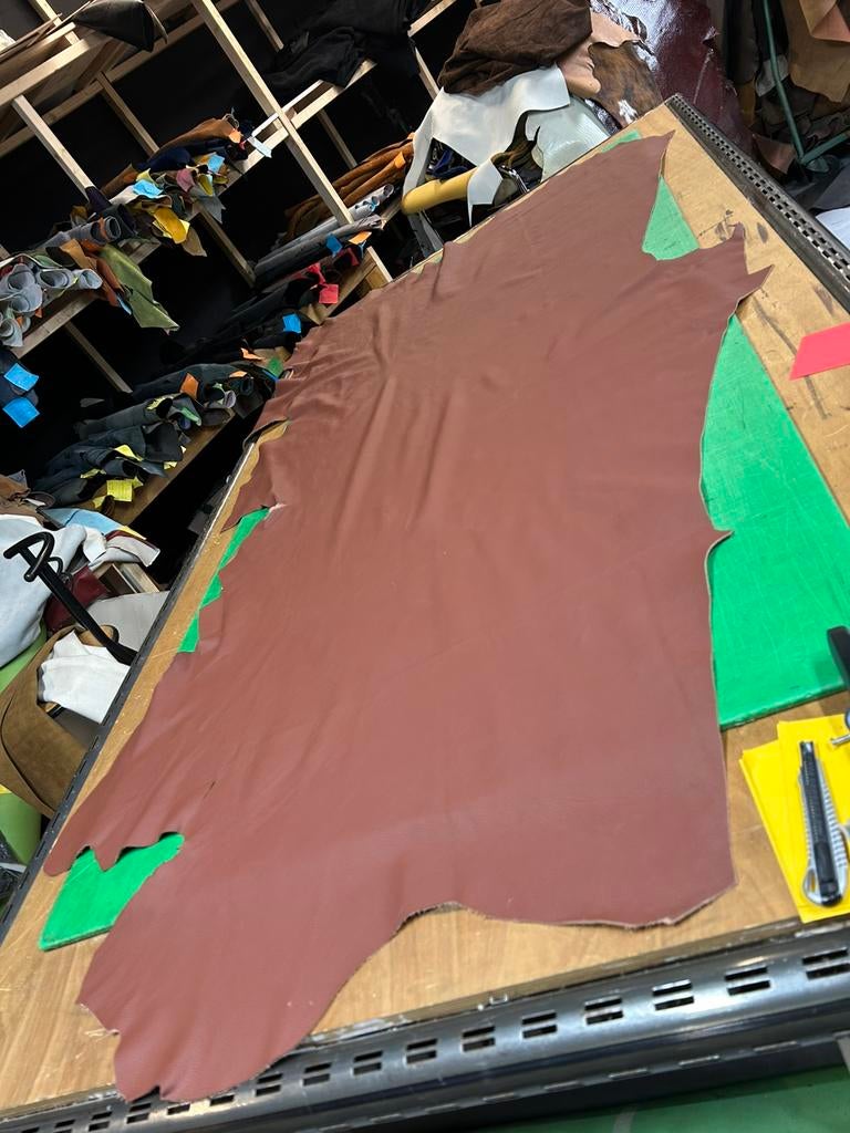 Bruin kleur halve huid 1.5 mm dikte soepel en stevig A-148, Hobby en Vrije tijd, Ophalen of Verzenden, Bruin