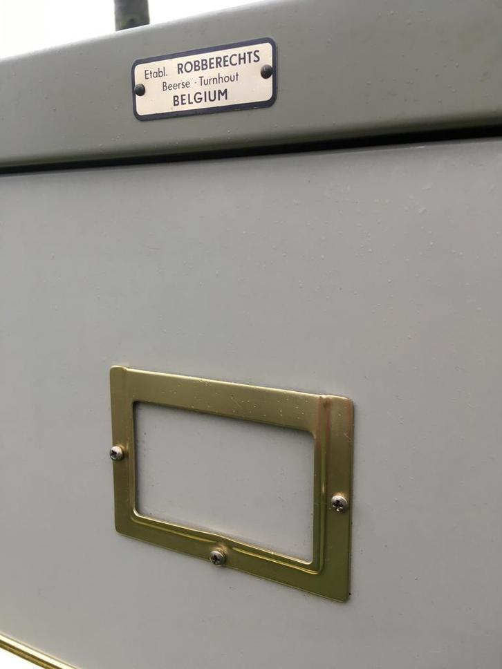 Grote metalen archiefkast met unieke design handgrepen, Huis en Inrichting, Kasten | Roldeurkasten en Archiefkasten, Ophalen