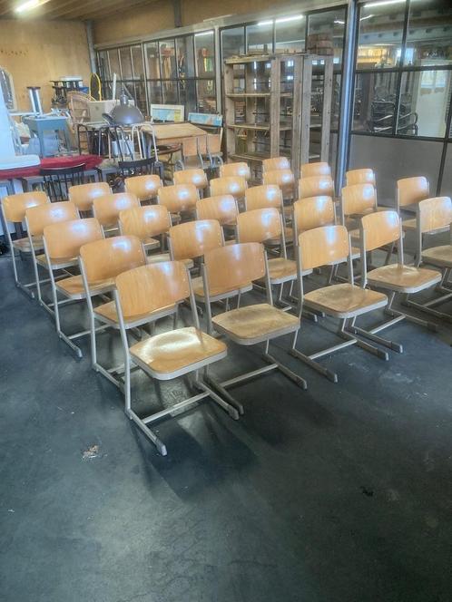 30 chaises d'école vintage, Maison & Meubles, Chaises, Utilisé, Cinq, Six Chaises ou plus, Bois, Métal, Autres couleurs, Enlèvement ou Envoi