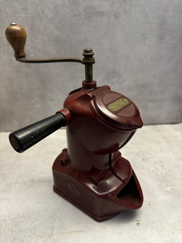 Bakelite coffee grinder by PeDe