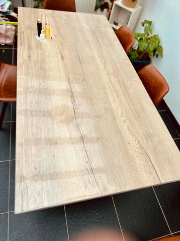 Mooie houten tafel beschikbaar voor biedingen