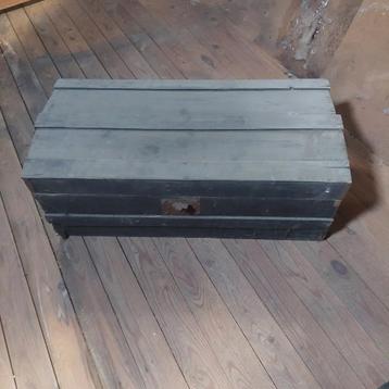 2 oude houten kisten beschikbaar voor biedingen