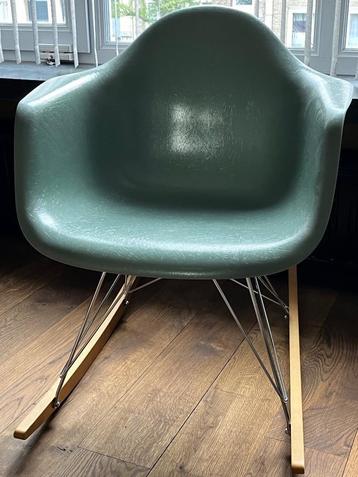 Vitra glassfiber schommelstoel Eames RAR