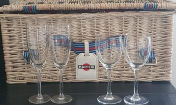 2 wijn & champagneglazen ( merkloos ) beschikbaar voor biedingen