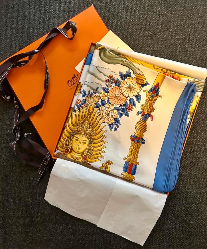 Hermès square 90 Le Matin Neuf zijde, Kleding | Dames, Mutsen, Sjaals en Handschoenen, Ophalen of Verzenden