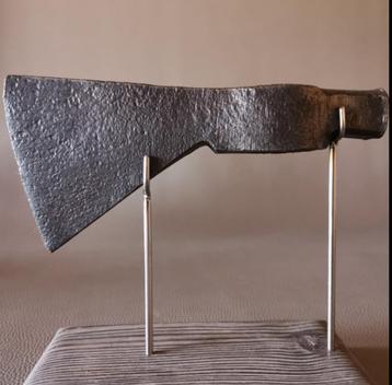  Jagersbijl (tomahawk) op een aangepaste standaard - IJzer ( beschikbaar voor biedingen