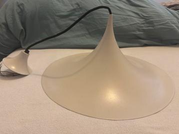 Originele vintage ‘heksenhoed’ hanglamp beschikbaar voor biedingen