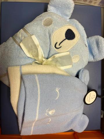 Cadeaupakket baby mutsjes badjas en vintage foto album blauw beschikbaar voor biedingen