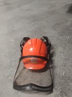 Motorzaag helm met brandstof en chain oil, Ophalen, Motorzaag