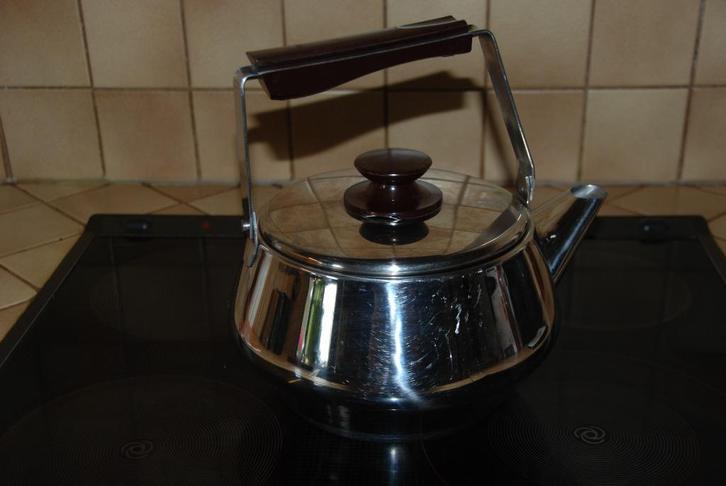 Lagostina roestvrijstalen waterkoker Zeer goede staat!, Elektronische apparatuur, Waterkokers, Gebruikt, 1 tot 2 liter, Draadloos