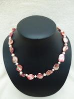 halsketting en armband met stukken schelp en parels, Handtassen en Accessoires, Kettingen, Ophalen of Verzenden, Nieuw, Roze, Overige materialen