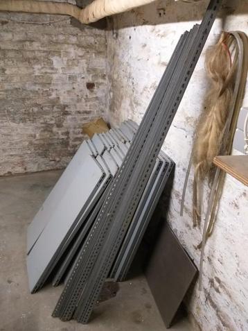 Etagères métalliques (6) beschikbaar voor biedingen