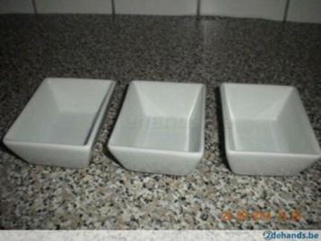 Kleine steenachtige sauskommetjes (2x 3st.) beschikbaar voor biedingen