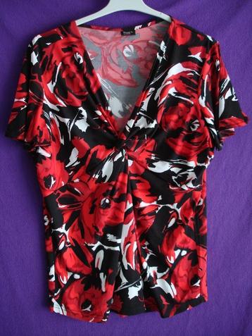 Prachtige zomerblouse met korte mouwen. beschikbaar voor biedingen