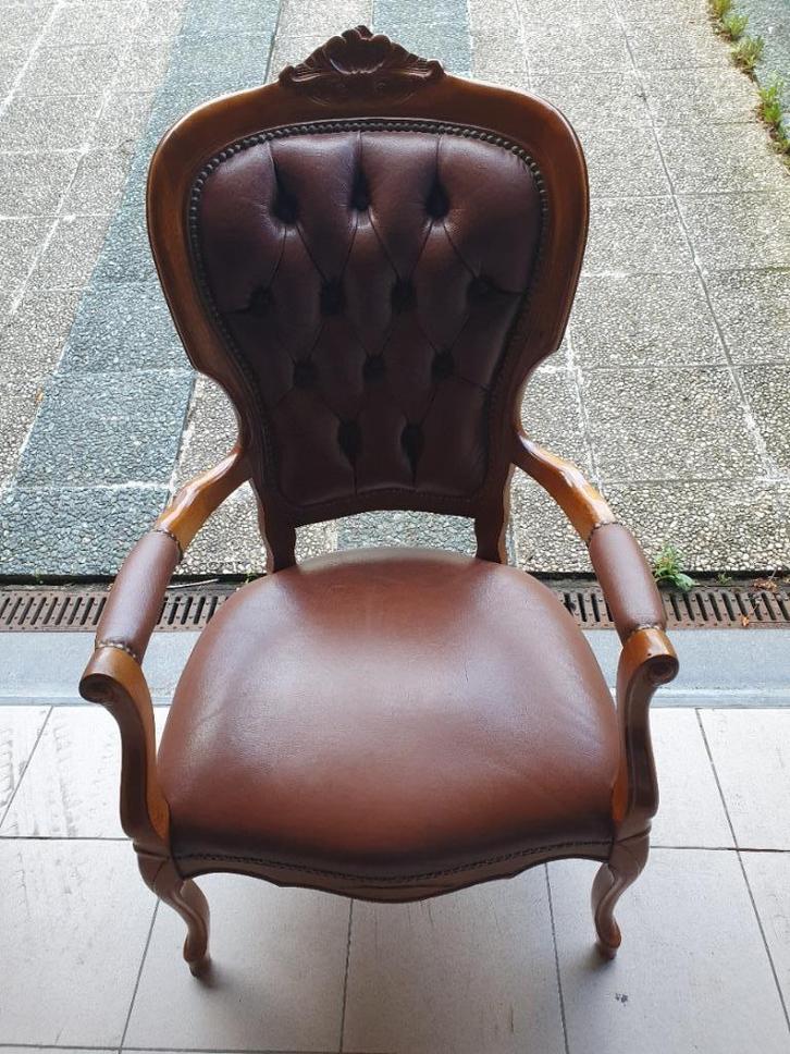 Iconische zetel met Chesterfield format reugleuning., Antiek en Kunst, Antiek | Meubels | Stoelen en Sofa's, Ophalen